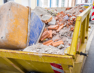 Container mit Bauschutt auf einer Baustelle