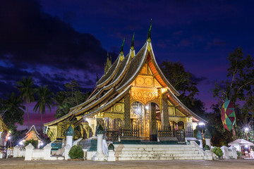Fototapeta premium Wat Xieng Thong temple at night in Luang Prabang, Laos