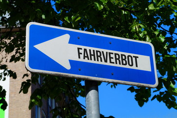 Ein Einbahnstraßenschild mit dem Aufdruck Fahrverbot