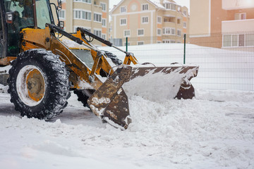 Clearing by the excavator of snow drifts
