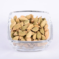 kardamon in a glass bowl on a white background
