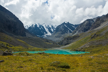 Obraz premium Beautifull valley with view to mountains and turquoise lake