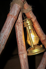 Obraz na płótnie Canvas Öllampe, Petroliumlampe am Bambus 