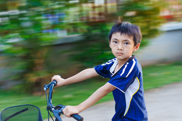 Obraz premium Boy cyclist fast closeup detail 