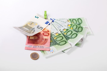 416 Euro in Banknoten und einer Münze, mit kleiner grüner Holzklammer zusammengeklammert - Regelleistung für Alleinstehende/Alleinerziehende bei Bezug von ALG II (Hartz IV)