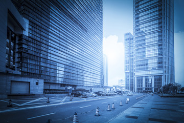 Fototapeta na wymiar 商业大厦低角度视图在上海，中国