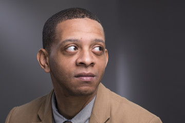 Obraz premium Black man looking away from the camera, blank expression