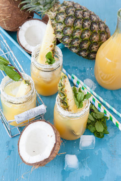 Fruchtiger Cocktail mit Ananas