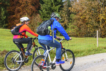 entspannte Radtour zu zweit im Herbst