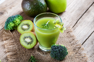 Smoothie aus Obst und Gemüse - Diät - Fasten - Detox