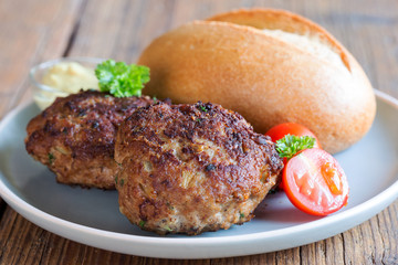 Buletten mit  Brötchen
