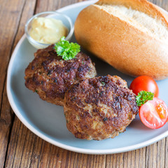 frische Buletten mit  Brötchen