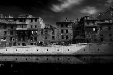 Des vieux bâtiments délabrés sur la bord d 'un réservoir à Bakhtapur au Nepal 