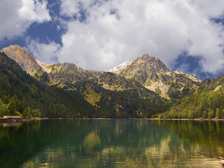 Fototapeta na wymiar Lake in Pyrenees