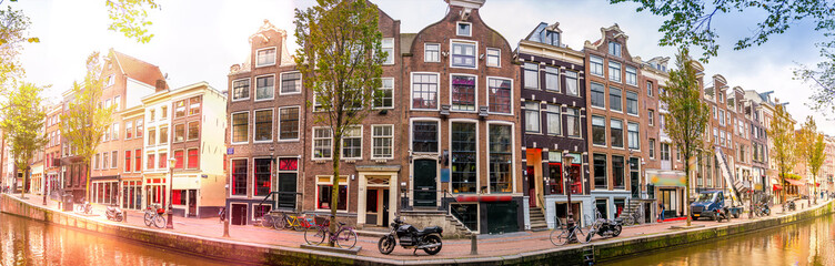 Panorama d'un canal et ses maisons typiques à Amsterdam, Hollande, Pays-bas