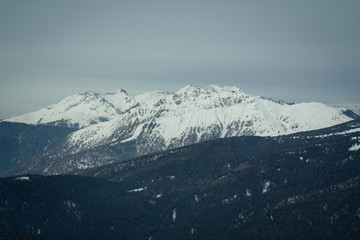 Fototapeta na wymiar view of snow capped alpes, dolomites in Italy. 