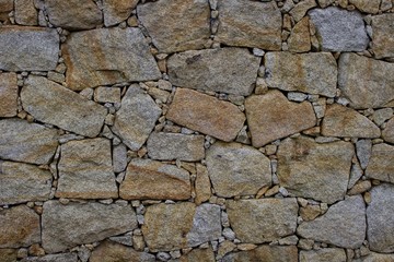 Muro em pedra de granito com junta seca