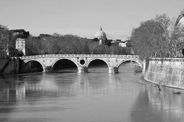 Obraz premium sponte del fiume tevere in roma con vista cupola di san pietro