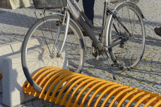 Bicicletta posteggiata in una rastrelliera
