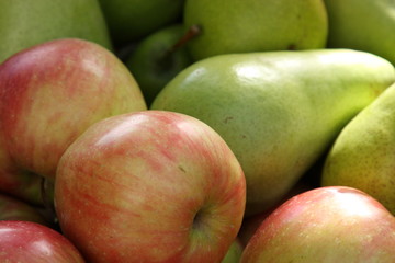 reife äpfel und birnen aus der vogelperspektive