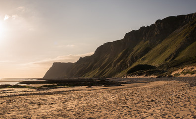 Sand Strand und K&uuml;sten Landschaft im Sonnenuntergang