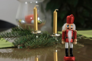 nussknacker vor weihnachlichem motiv