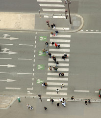 Fototapeta premium widok z lotu ptaka ludzi przechodzących przez ulicę na zebrze. scena miejska
