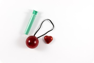 Rote Nase mit Spritze und Herz