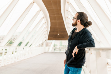 Obraz premium Male tourist admires the view