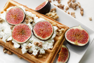 wafer with ricotta and fresh figs