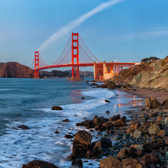 Naklejka premium Słynny most Golden Gate o zachodzie słońca ,, San Francisco USA