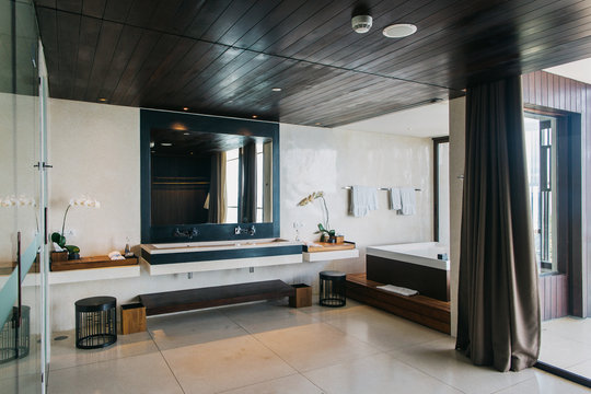 Large Bright Bathroom in Upscale Hotel
