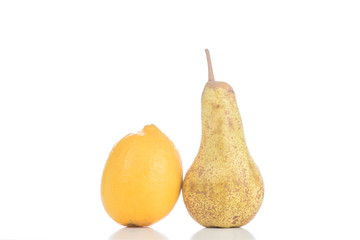 Zitrone und Birne  vor weißem Hintergrund