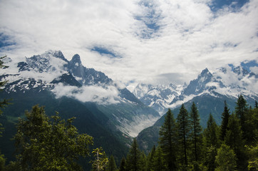 Obraz premium Pochmurny alpejski krajobraz górski