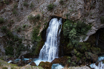 Obraz premium Wasserfall vom Felsen