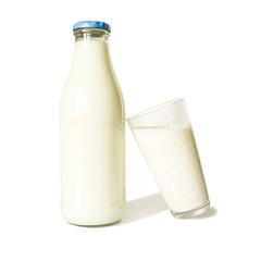 Flasche Milch mit blauem Deckel und Milchglas isoliert auf weißem Hintergrund - Ungeöffnet, voll