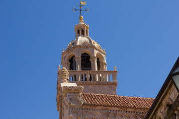 Wieża katolickiego kościoła na tle błękitnego nieba