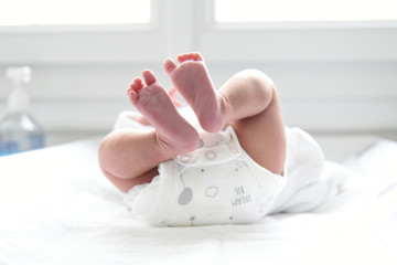 Pieds de jeune bébé