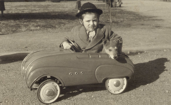 FOTO ANTICA CON BAMBINO SU PICCOLA AUTOMOBILE