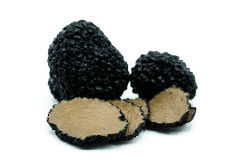 Schwarzer Trüffel isoliert freigestellt auf weißen Hintergrund, Freisteller