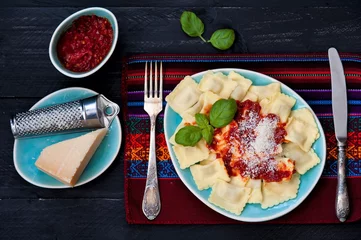Fotobehang Ravioli met tomatensaus en parmezaanse kaas © Inna