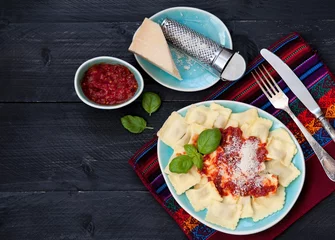 Foto auf Acrylglas Ravioli met tomatensaus en parmezaanse kaas © Inna