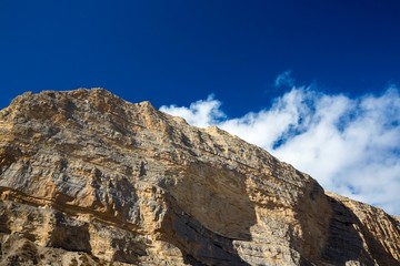 Горный пейзаж, Красивый вид на высокие скалы, живописное горное ущелье, вершины на фоне синего неба. Дикая природа Северного Кавказа, путешествие и туризм