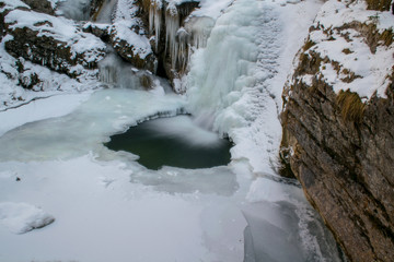 Langzeitbelichtung vom untersten Wasserfall in der Kuhflucht in Farchant im Winter