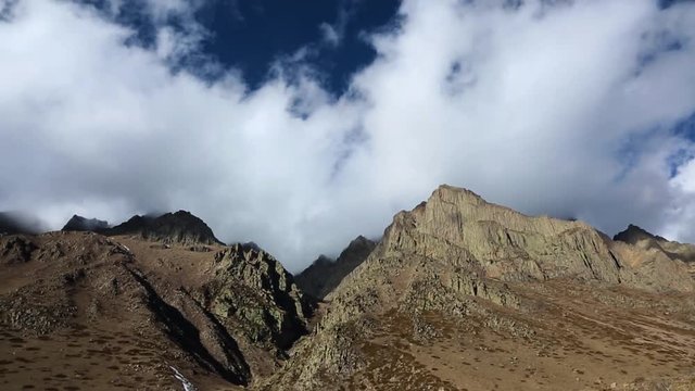 Горный пейзаж, Красивый вид на высокие скалы, живописное горное ущелье, вершины на фоне синего неба. Дикая природа Северного Кавказа, путешествие и туризм