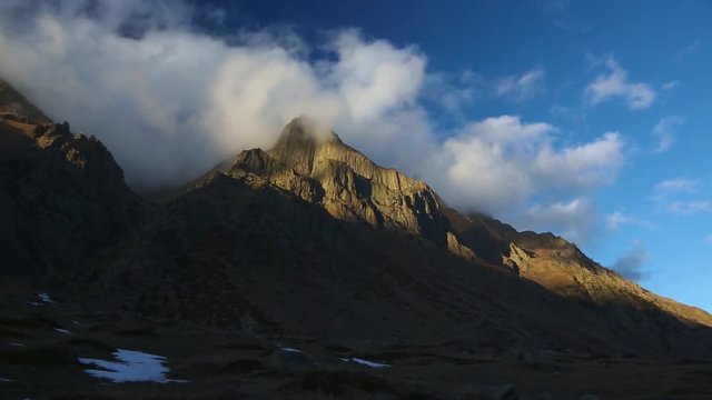 Горный пейзаж, Красивый вид на высокие скалы, живописное горное ущелье, вершины на фоне синего неба. Дикая природа Северного Кавказа, путешествие и туризм