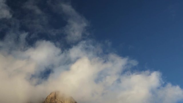 Горный пейзаж, Красивый вид на высокие скалы, живописное горное ущелье, вершины на фоне синего неба. Дикая природа Северного Кавказа, путешествие и туризм