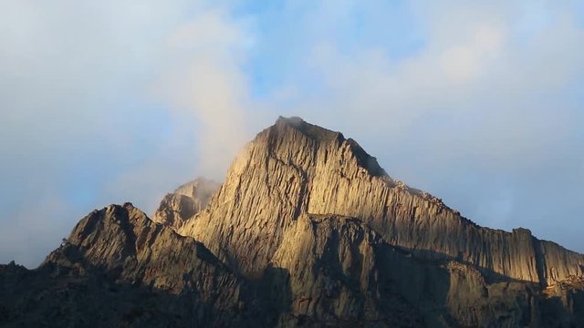 Горный пейзаж, Красивый вид на высокие скалы, живописное горное ущелье, вершины на фоне синего неба. Дикая природа Северного Кавказа, путешествие и туризм