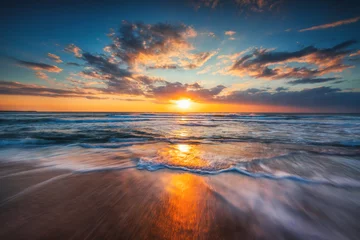 Foto op Plexiglas Zonsopgang boven de zee en prachtig wolkenlandschap © ValentinValkov