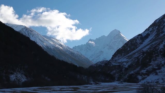 Горный пейзаж, Красивый вид на высокие скалы, живописное горное ущелье, вершины на фоне синего неба. Дикая природа Северного Кавказа, путешествие и туризм